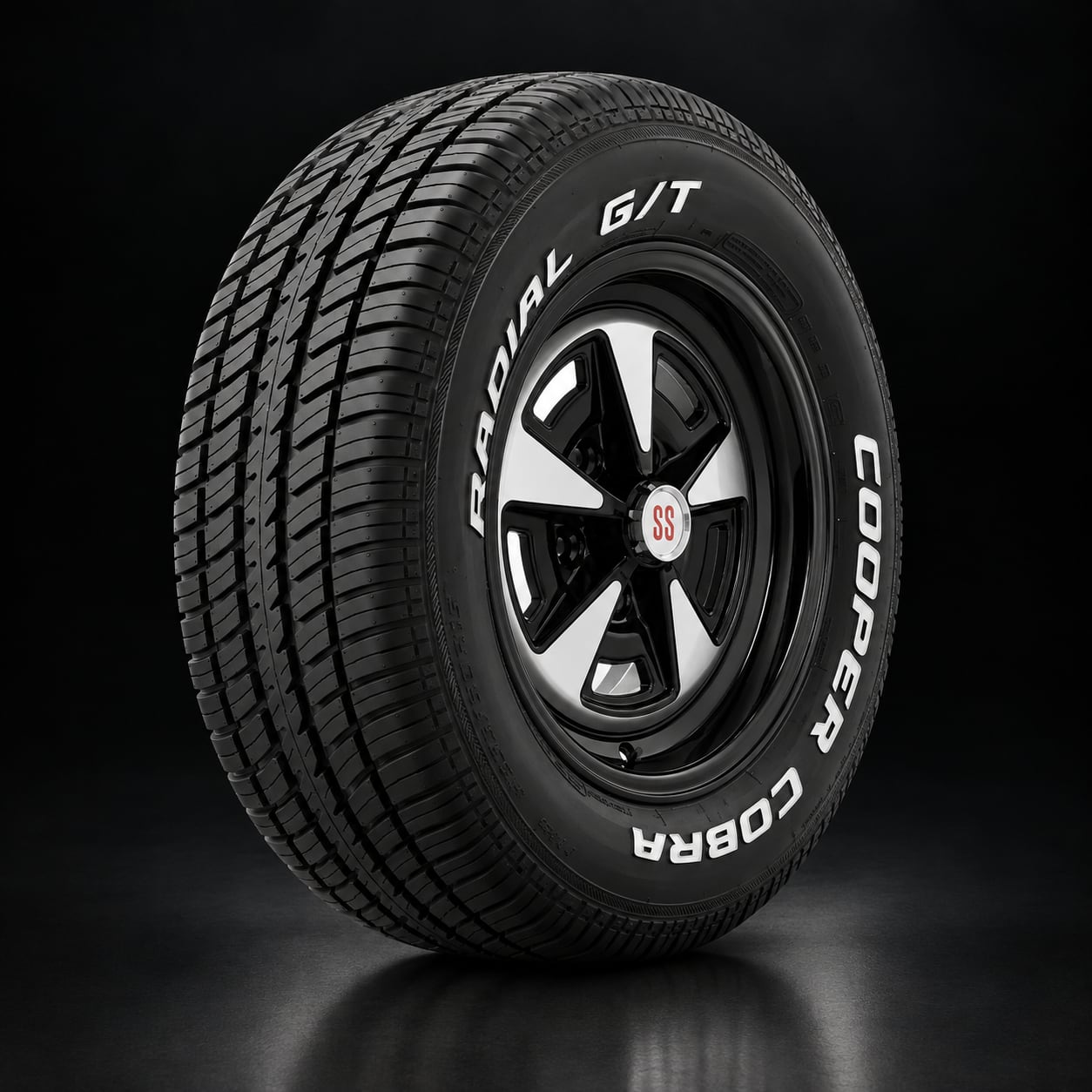 Pneu Cooper Cobra Radial G/T com letra branca em roda esportiva de cinco raios